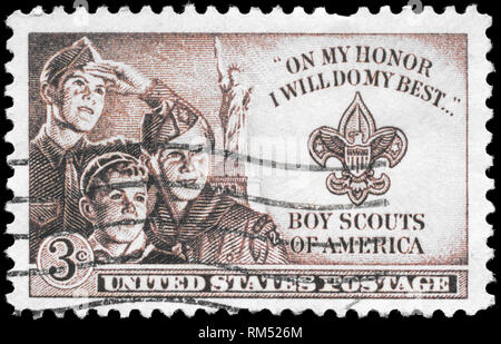 Stati Uniti - circa 1950: un timbro stampato negli Stati Uniti mostra i tre ragazzi, la Statua della Libertà e il distintivo scout, circa 1950 Foto Stock