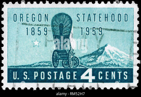 Stati Uniti - circa 1959: un timbro stampato negli Stati Uniti mostra il carro coperto e del monte Hood, Oregon statualità centenario, circa 1959 Foto Stock
