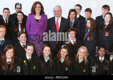 Il vice primo ministro irlandese un Tanaiste, Eamon Gilmore e il Segretario di Stato per l'Irlanda del Nord Rt Hon Theresa Villiers MP si unisce a una selezione degli studenti per un photocall dopo una colazione di marcatura di discussione il quindicesimo anniversario della firma dell'Accordo di Belfast, lunedì 29 aprile nel Mac. Il Tánaiste ha aderito al Segretario di Stato per l'Irlanda del Nord Rt Hon Theresa Villiers MP all'evento che è stato imballato con i giovani nati nel 1998, i giovani e le organizzazioni comunitarie, i business leader e rappresentanti del mondo accademico. Foto/Paolo McErlane Foto Stock