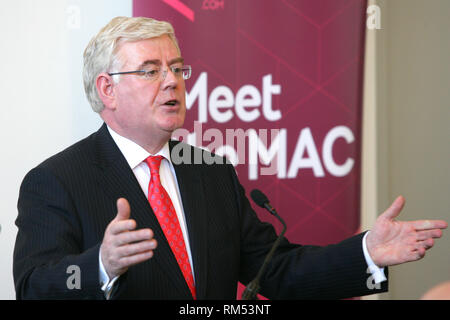 Il vice primo ministro irlandese un Tanaiste, Eamon Gilmore a Belfast dopo una colazione di marcatura di discussione il quindicesimo anniversario della firma dell'Accordo di Belfast, lunedì 29 aprile nel Mac. Il Tánaiste ha aderito al Segretario di Stato per l'Irlanda del Nord Rt Hon Theresa Villiers MP all'evento che è stato imballato con i giovani nati nel 1998, i giovani e le organizzazioni comunitarie, i business leader e rappresentanti del mondo accademico. Foto/Paolo McErlane Foto Stock