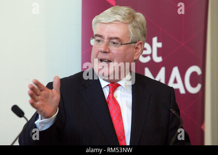 Il vice primo ministro irlandese un Tanaiste, Eamon Gilmore a Belfast a colazione la marcatura di discussione il quindicesimo anniversario della firma dell'Accordo di Belfast, lunedì 29 aprile nel Mac. Il Tánaiste ha aderito al Segretario di Stato per l'Irlanda del Nord Rt Hon Theresa Villiers MP all'evento che è stato imballato con i giovani nati nel 1998, i giovani e le organizzazioni comunitarie, i business leader e rappresentanti del mondo accademico. Foto/Paolo McErlane Foto Stock