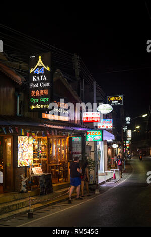 Il Neon insegne in una strada a Phuket, Tailandia durante la notte. Foto Stock