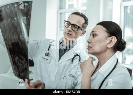 Executive medici ricerca per rottura o incrinatura in ossa Foto Stock