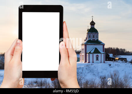 Concetto di viaggio - tourist fotografie della chiesa di Elia Profeta su Ivanovo Hill (Elia Chiesa) in Suzdal in inverno della Russia sullo smartphone con Foto Stock