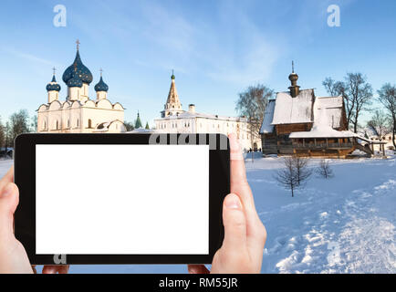 Concetto di viaggio - tourist fotografie del Cremlino con il Duomo e il palazzo nella città di Suzdal in inverno a Vladimir oblast della Russia sullo smartphone con cu Foto Stock