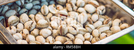 Freschi e saporiti piatti di pesce serviti su ghiaccio tritato, close-up banner, formato lungo Foto Stock