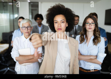 Gruppo di tentativi di persone di affari e mal gestite azienda porta infelicità Foto Stock