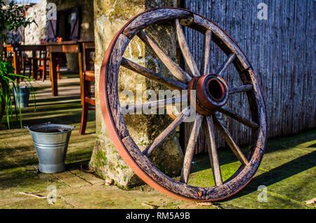 Vecchia ruota di carro Foto Stock