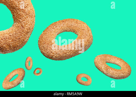 Battenti il concetto di cibo tradizionale turco di sesamo bagel su sfondo verde Foto Stock