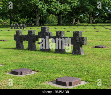 La Cambe è una guerra tedesca tomba cimitero, situato vicino a Bayeux, Francia. È riferito a contenere in eccesso di 21.000 corpi militari tedeschi da Foto Stock