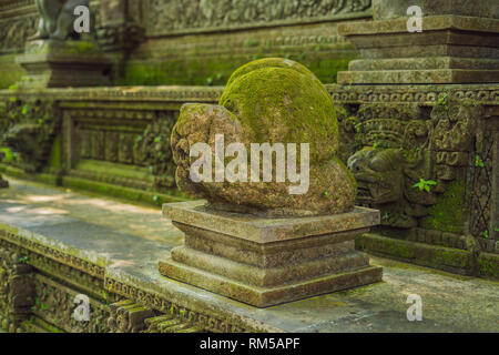 Stutue nella Sacra Foresta delle Scimmie, Ubud, Bali, Indonesia Foto Stock