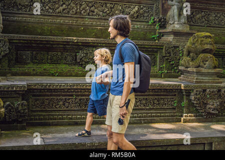 Papà e figlio viaggiatori alla scoperta della foresta Ubud nella foresta delle scimmie, Bali Indonesia. Viaggiare con bambini di concetto Foto Stock