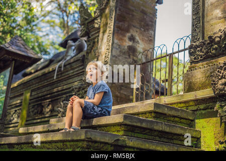 Ragazzo turista alla scoperta della foresta Ubud nella foresta delle scimmie, Bali Indonesia. Viaggiare con bambini di concetto Foto Stock