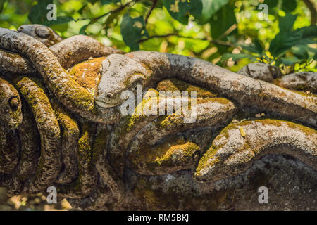 Stutue nella Sacra Foresta delle Scimmie, Ubud, Bali, Indonesia Foto Stock