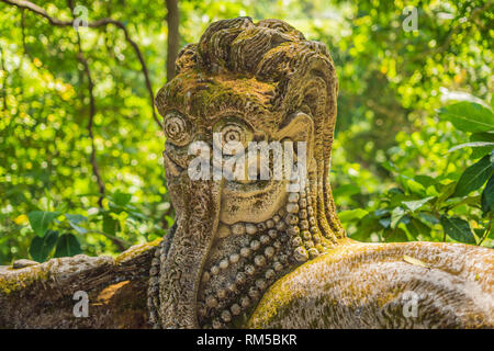 Stutue nella Sacra Foresta delle Scimmie, Ubud, Bali, Indonesia Foto Stock