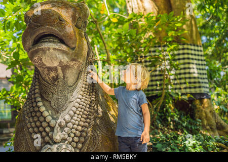 Ragazzo turista alla scoperta della foresta Ubud nella foresta delle scimmie, Bali Indonesia. Viaggiare con bambini di concetto Foto Stock