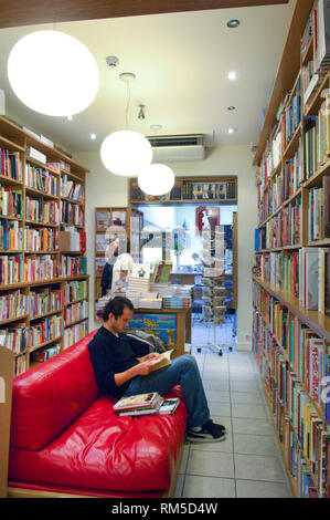 Un uomo legge libri di cuochi in libri per cuochi a Notting Hill, Londra. Foto Stock