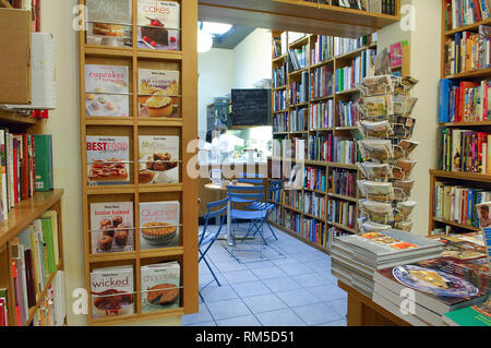 Libri per cuochi in Notting Hill che vende libri di cucina e hanno una con la prova di cucina nel retro del negozio. Foto Stock