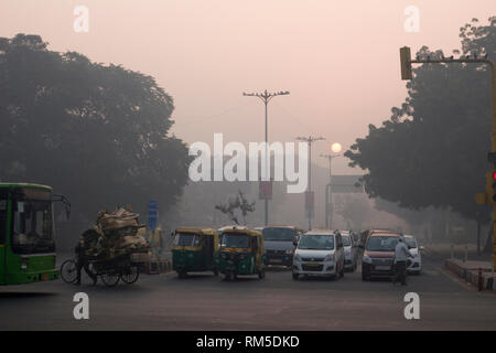Pendolari in livelli pericolosi di inquinamento atmosferico in Connaught Place, New Delhi, India Foto Stock