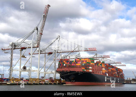 La nave portacontainer ultra-large lunga 400 metri, BARZAN, carico e scarico nel Southampton Container Terminal, Hampshire, Regno Unito. Foto Stock