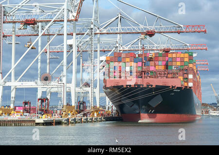 La nave portacontainer ultra-large lunga 400 metri, BARZAN, carico e scarico nel Southampton Container Terminal, Hampshire, Regno Unito. Foto Stock