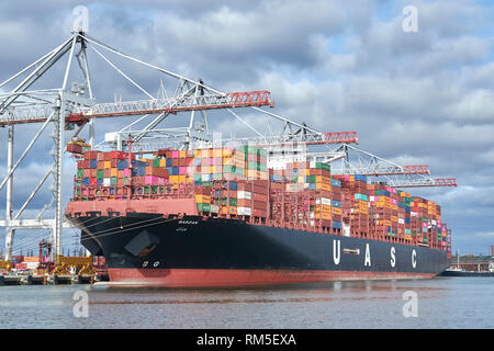 La nave portacontainer ultra-large, lunga 400 metri, BARZAN, Loading and unloading nel porto di Southampton, Hampshire, Regno Unito. Foto Stock