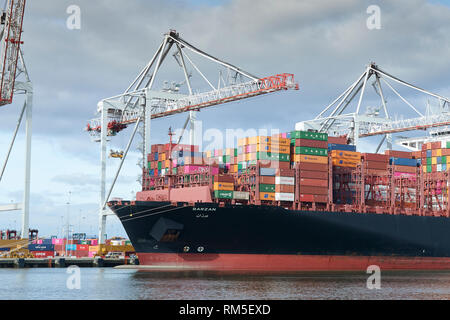 La nave portacontainer ultra-large lunga 400 metri, BARZAN, carico e scarico nel Southampton Container Terminal, Hampshire, Regno Unito. Foto Stock