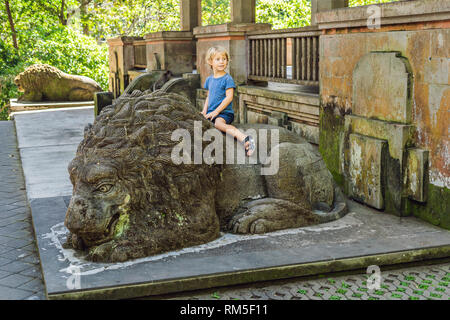 Ragazzo turista alla scoperta della foresta Ubud nella foresta delle scimmie, Bali Indonesia. Viaggiare con bambini di concetto Foto Stock