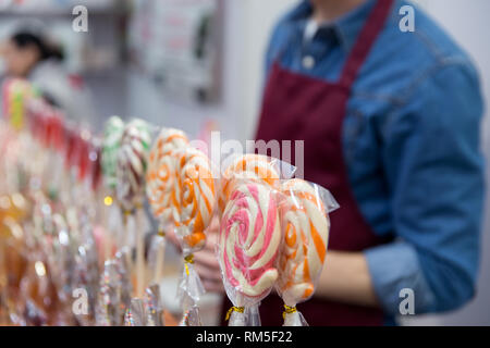 Gruppo di imballaggio di coloratissimi lecca lecca rotondo sul mercato Foto Stock