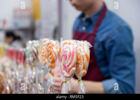 Gruppo di imballaggio di coloratissimi lecca lecca rotondo sul fair. Foto Stock