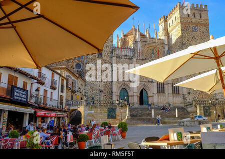 Vista del monastero reale di Santa Maria da un cafe nella piazza principale di Guadalupe, Estremadura, Spagna. Foto Stock