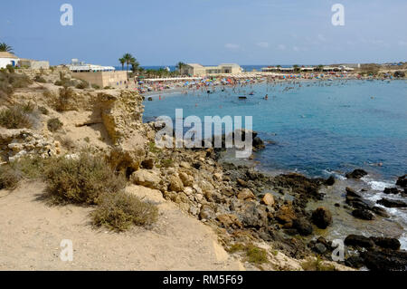 Trippers giorno sull isola di Tabarca, Alicante, Spagna Foto Stock