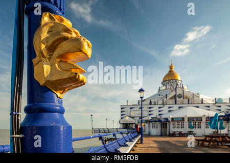 Pomeriggio invernale sul Eastbourne Pier in East Sussex. Foto Stock