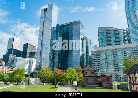 Toronto, SEP 29: vista esterna del famoso Toronto Railway Museum e il centro cittadino di skyscrapper il Sep 29, 2018 a Toronto, Canada Foto Stock