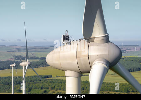 Tre turbine eoliche in una fila su un Aberdeenshire wind farm in una giornata di sole, Scozia Foto Stock