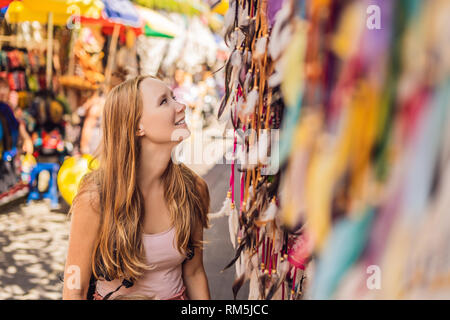 Donna traveler scegliere il negozio di souvenir nel mercato di Ubud a Bali, in Indonesia Foto Stock