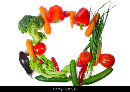 Molti diversi vegetariana verdure come cornice. isolato su sfondo bianco Foto Stock