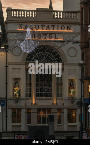 Il Salutation Hotel, midwinter, al crepuscolo in Perth, Scotland, Regno Unito Foto Stock