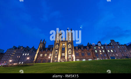 Vista notturna di Edinburgh University College Nuovo edificio sul tumulo di Edimburgo Città Vecchia, Scotland, Regno Unito Foto Stock