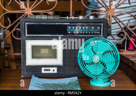 Piccoli cerchi vintage fan table e retrò lettore di cassette Foto Stock