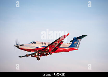 Adelaide, Australia - 6 Ottobre 2016: Pilatus PC-12 del Royal Flying Doctor Service aeromobili, RFDS operazioni centrale con il numero di immatricolazione VH-FDK Foto Stock