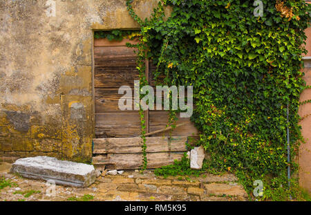 Una vecchia porta nello storico borgo collinare di Portole in Istria, Croazia Foto Stock