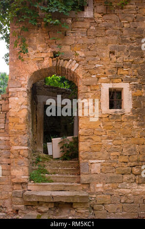 Una vecchia porta nello storico borgo collinare di Portole in Istria, Croazia Foto Stock