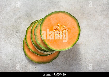 La metà dei meloni, arancio melone fette di melone Foto Stock