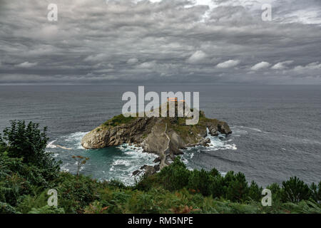 Iconico isolotto di San Juan de Gaztelugatxe sotto la tempesta Foto Stock