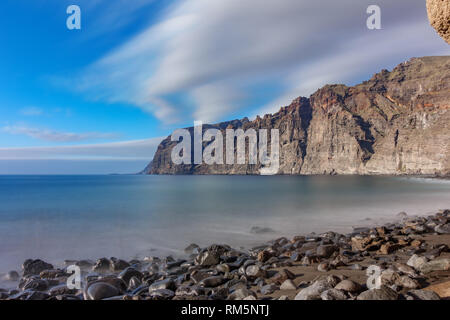Los guios spiaggia di pietra cercando di Los Acantilados de Los Gigantes in Tenerife Foto Stock