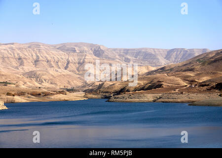 Una vista sulla diga di Wadi al Mujib e sul lago dalla Kings Highway in Giordania. Foto Stock