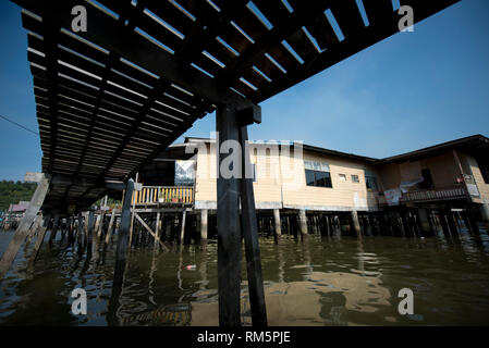 Passerella, con shacks su palafitte sul fiume Brunei, Water Village, Kampong Ayer, Bandar seri Begawan, Brunei Foto Stock