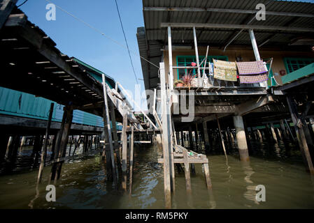 Passerella, con shacks su palafitte sul fiume Brunei, Water Village, Kampong Ayer, Bandar seri Begawan, Brunei Foto Stock