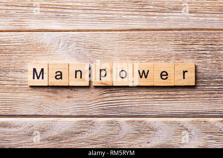 Uomo di potere parola scritta sul blocco di legno. Uomo di potere testo sul tavolo in legno per il desing, concetto. Foto Stock